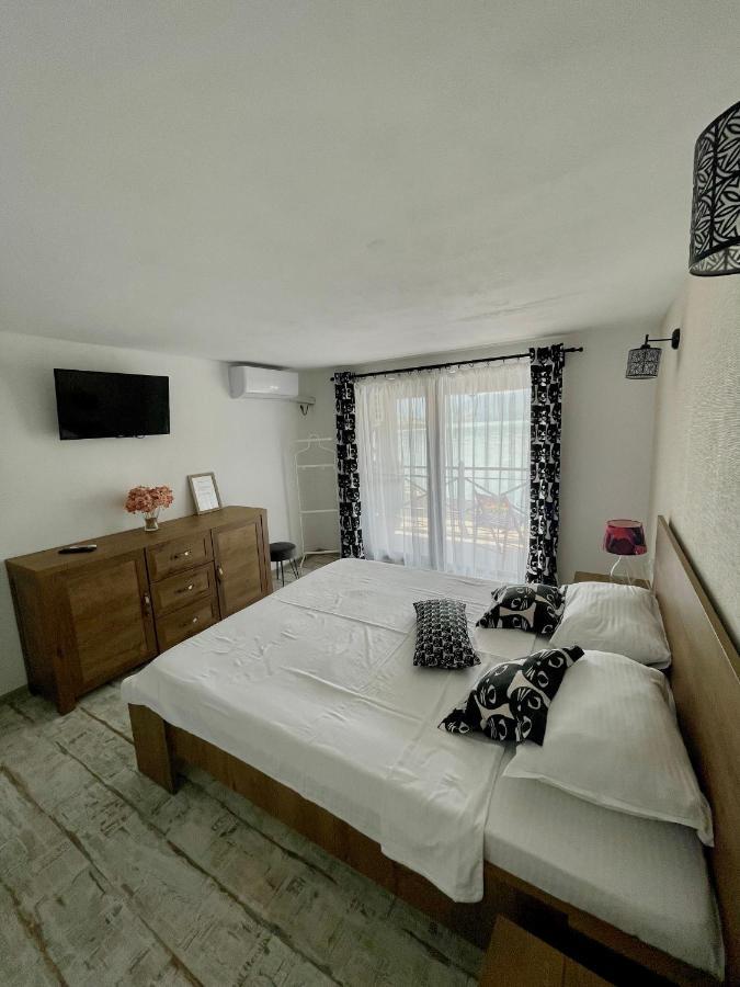 Mustaciosul Dunarii Hotel Ieşelniţa Bagian luar foto